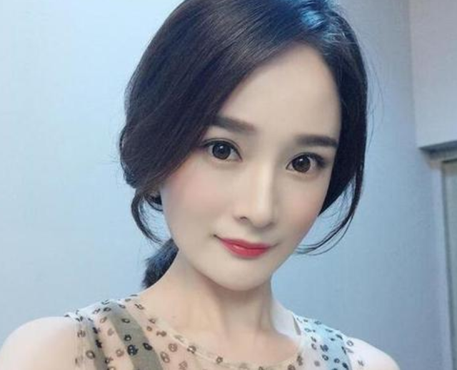 网红卓亨瑜整容成杨幂,大火后嫁豪门,分享儿子近照曝光真实颜值 网红卓亨瑜整容成杨幂,大火后嫁豪门,分享儿子近照曝光真实颜值