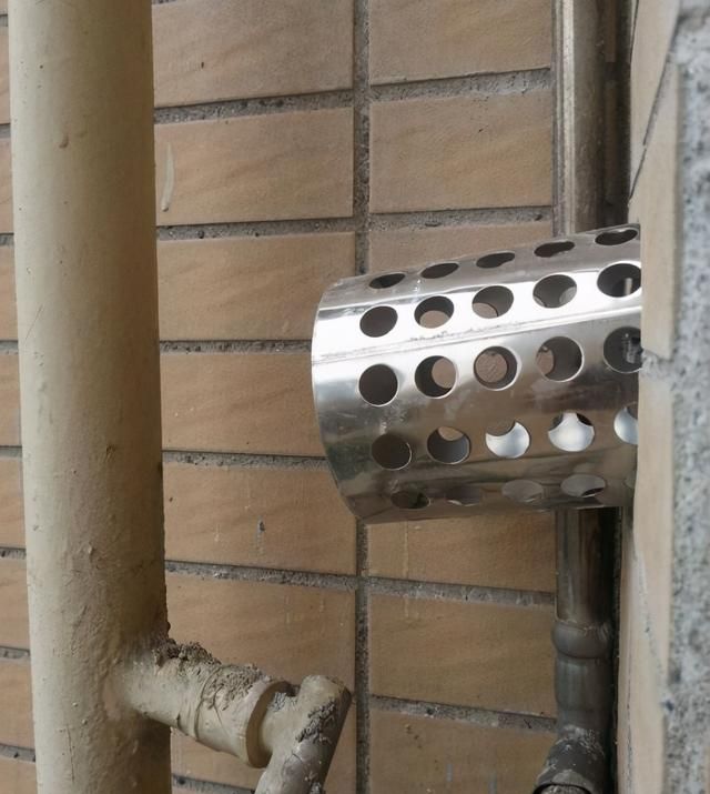 装燃气热水器,将排烟管装在楼道里,邻居坚持不拆掉,物业也不管