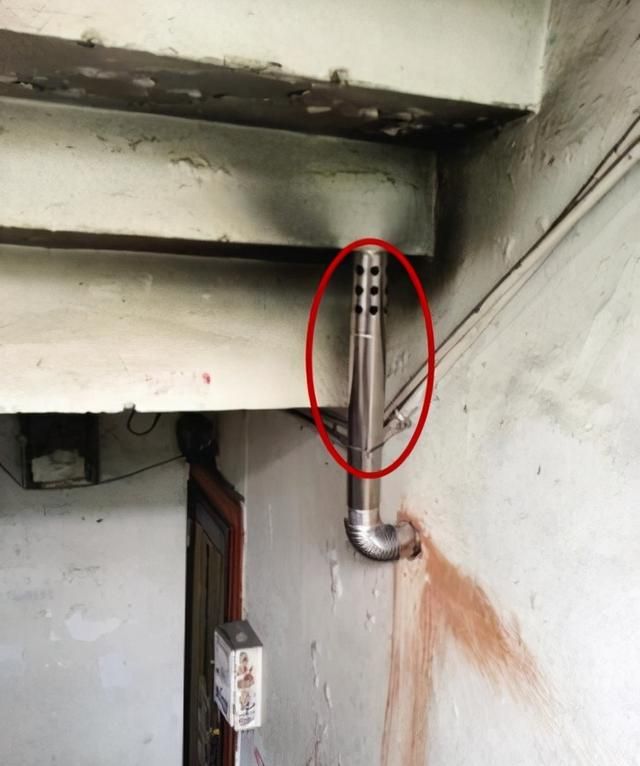 装燃气热水器,将排烟管装在楼道里,邻居坚持不拆掉,物业也不管