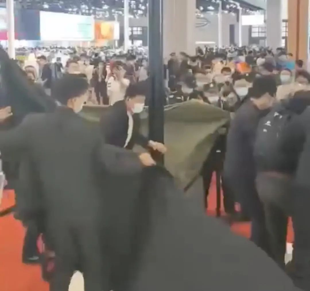 特斯拉展台又遭维权、丰田国产Harrier要来了…丨今日车闻