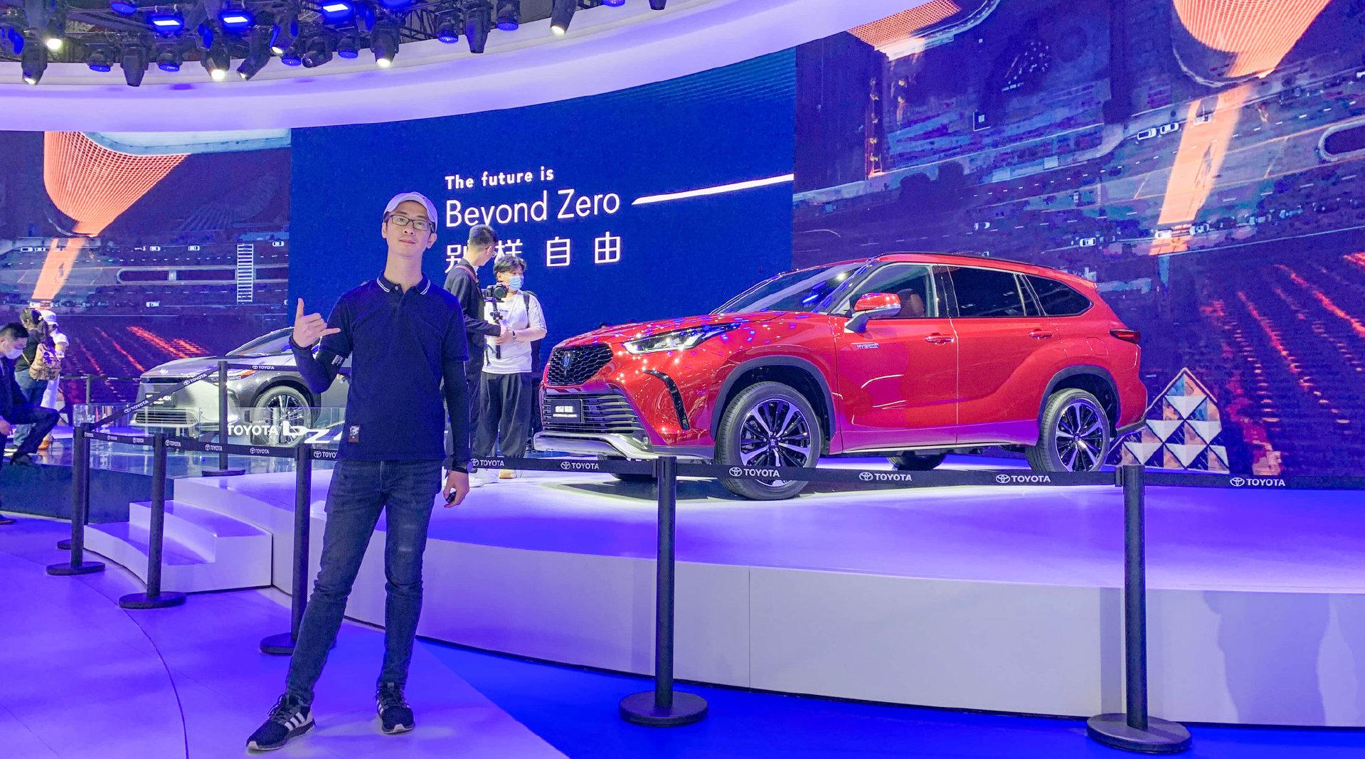 姊妹车齐亮相上海车展，丰田汉兰达和皇冠陆放该怎么选？