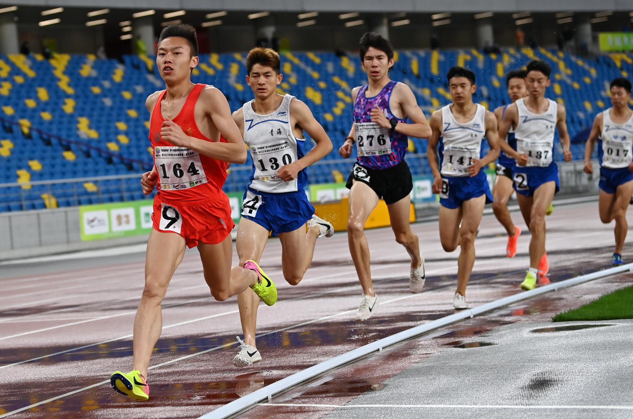 新华社记者 李一博 摄4月27日,袁伟超在比赛中.