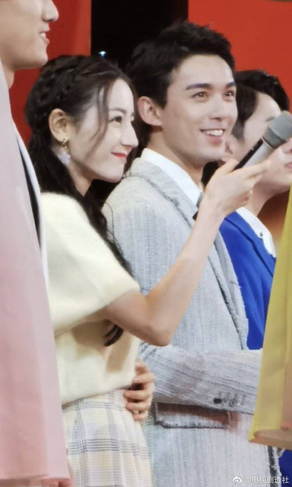 吴磊看迪丽热巴的眼神温柔的拉丝儿了
