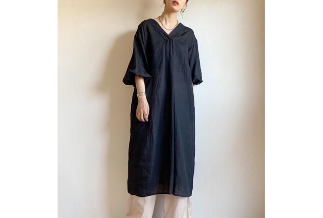 4套亚麻服装营造出轻盈的舒适感和柔和的氛围