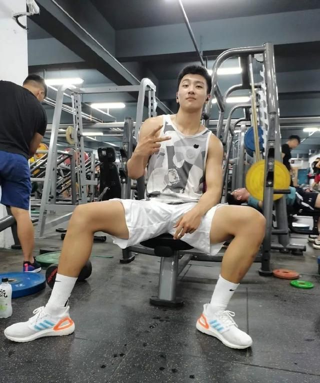 198山东体育生曾被张继科diss,现在的腹肌也太