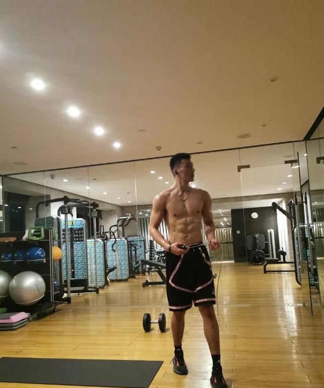 198山东体育生曾被张继科diss,现在的腹肌也太
