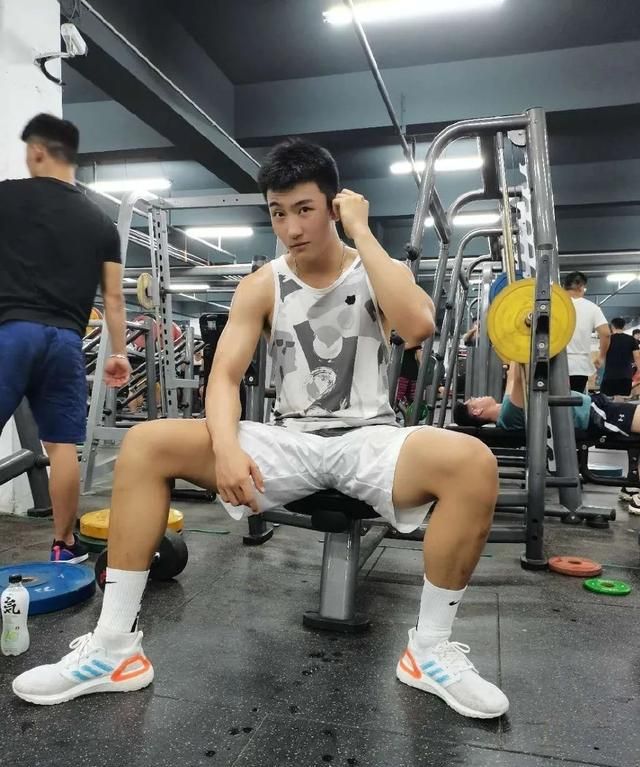 198山东体育生曾被张继科diss,现在的腹肌也太