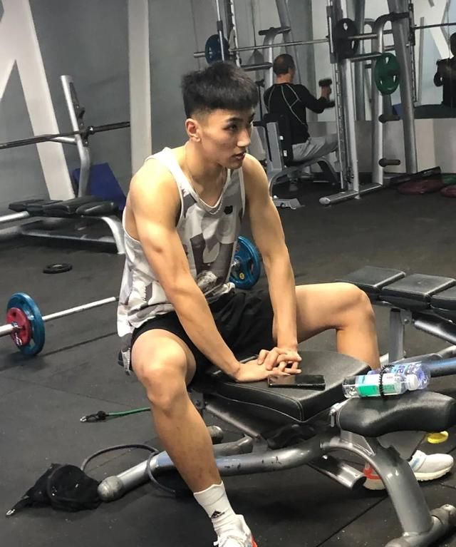 198山东体育生曾被张继科diss,现在的腹肌也太