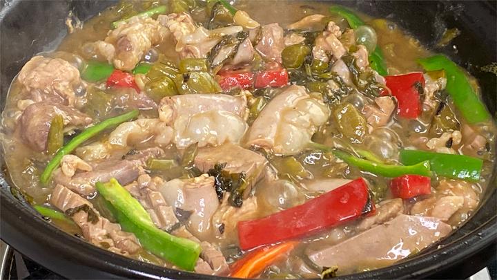 酸菜猪杂煲,这才是绝配,汤汁拌饭都能吃两碗,太好吃了