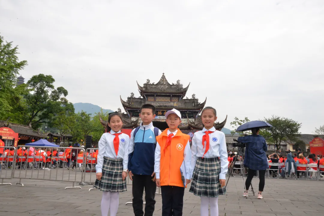 都江堰市灌州小学校小橘子参加我为群众办实事推进会