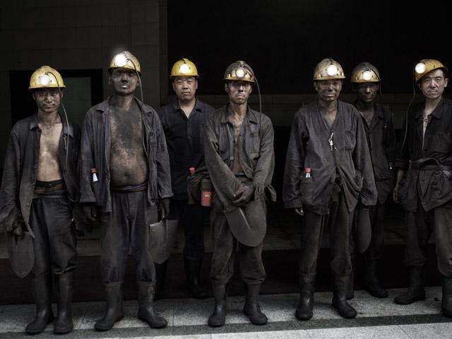 2006年,河南省平顶山市捡煤渣的矿工.