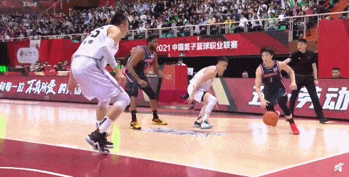 外援威姆斯稳健的中投和犀利的突破,成为广东最稳定的得分利器,同时在