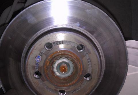 汽车小知识!汽车刹车片的构造是怎么样的?如何保养?