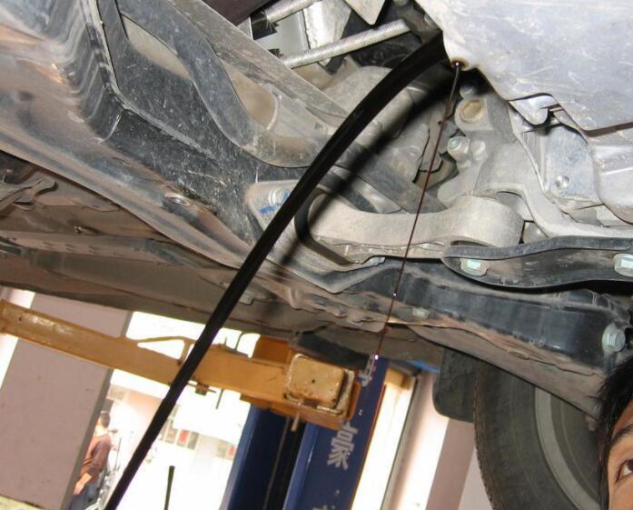 要想汽车寿命长，只换机油可不行，老司机：这四个地方别忘了换！