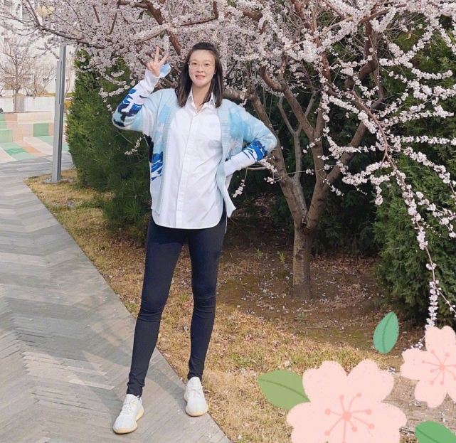 惠若琪与老公庆结婚3周年怀孕后超克制吃口蛋糕要走一万步