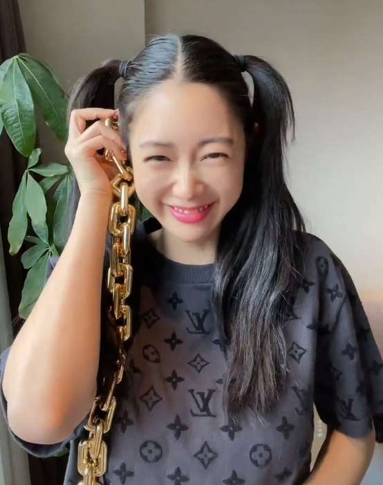 亚洲第一美女克拉拉嘴叼金链子,大锁链比手指还粗,扭腰俏皮扮嫩 亚洲第一美女克拉拉嘴叼金链子,大锁链比手指还粗,扭腰俏皮扮嫩