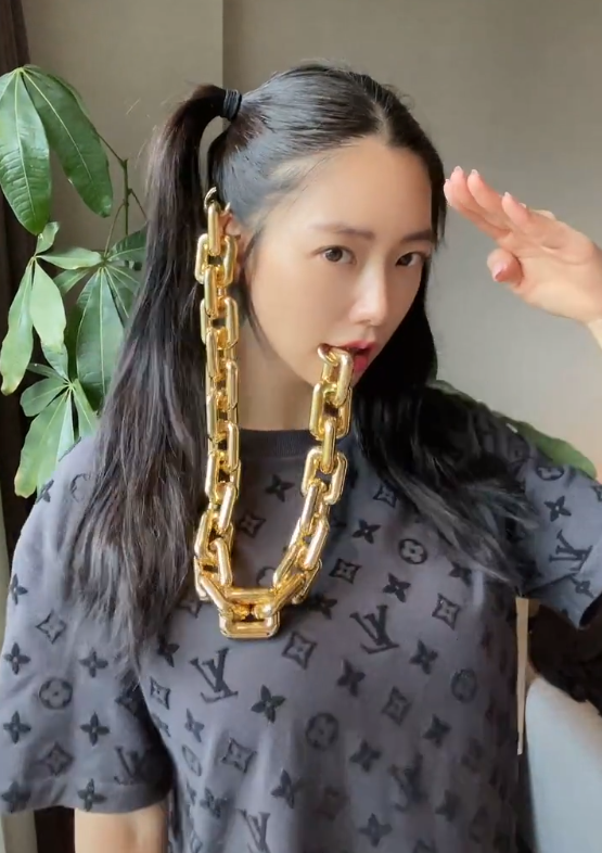 亚洲第一美女克拉拉嘴叼金链子,大锁链比手指还粗,扭腰俏皮扮嫩 亚洲第一美女克拉拉嘴叼金链子,大锁链比手指还粗,扭腰俏皮扮嫩