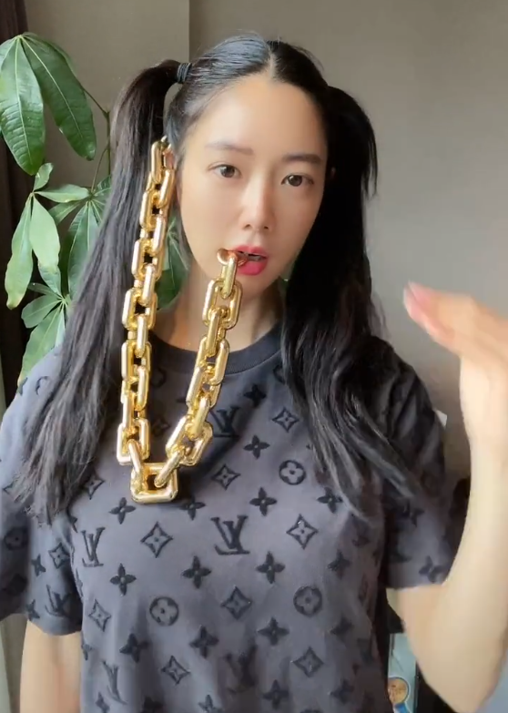 亚洲第一美女克拉拉嘴叼金链子,大锁链比手指还粗,扭腰俏皮扮嫩 亚洲第一美女克拉拉嘴叼金链子,大锁链比手指还粗,扭腰俏皮扮嫩