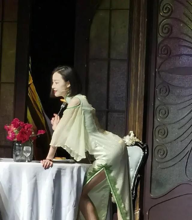 倪妮主演话剧照太惊艳,性感妖娆姿态让人感觉风情味满满