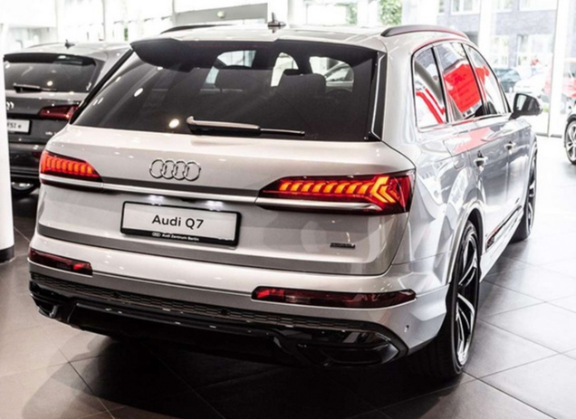 奥迪SUV“王牌”,售价下探50万区间,奥迪Q7进店,比X5霸气