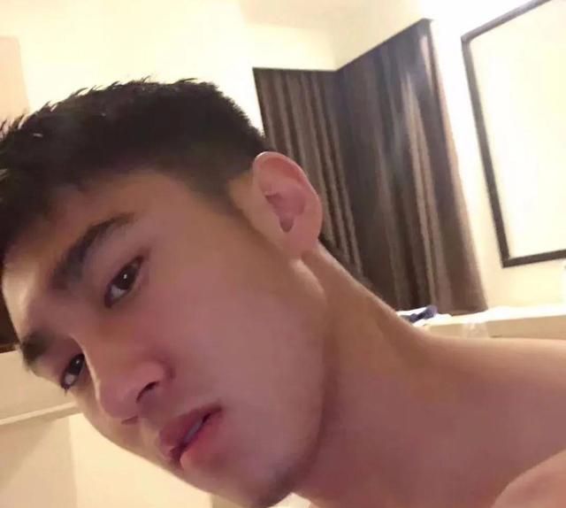 超帅腹肌小伙他的笑容很美好