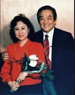 在琼瑶41岁那一年,平鑫涛终于跟妻子离婚了,琼瑶的等待没有白费,她