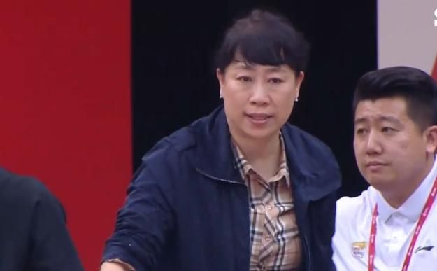 张镇麟被恶意犯规受伤妈妈王芳站起来就骂威姆斯的动作太坏了