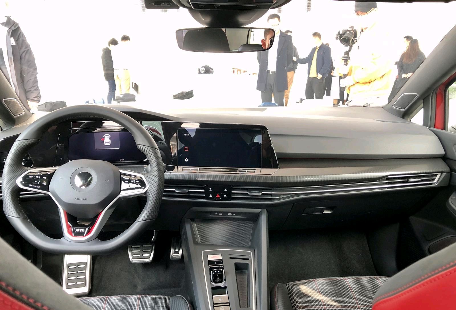 大众家族的“奔跑者”,高尔夫GTI实拍,动感不输思域,真帅气