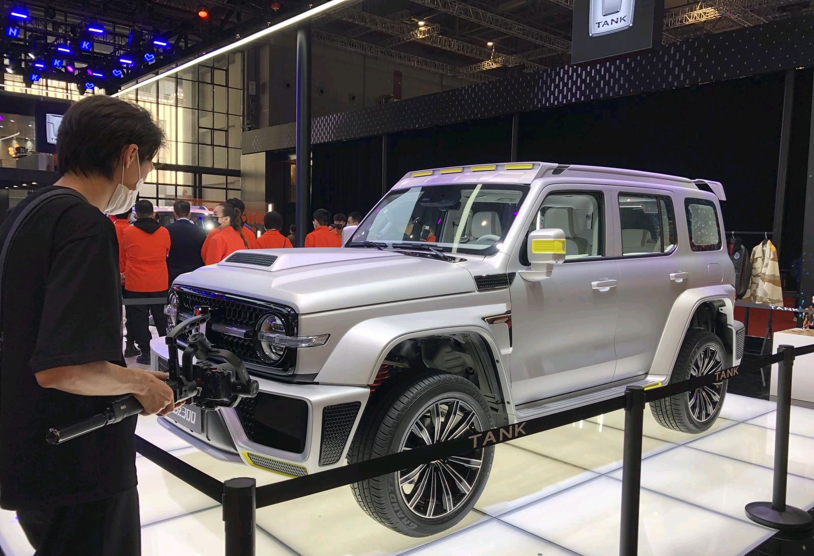新车标+大包围!赛博朋克坦克300实拍,2.0T+四驱,原厂版真帅气