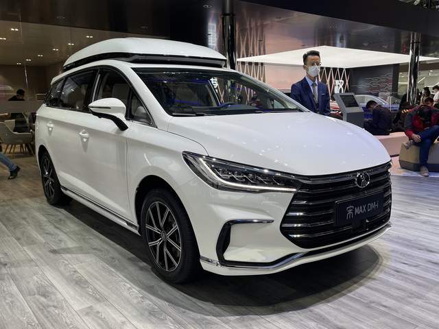 比亚迪宋MAX DM-i实车,油电两用,油耗4.4L,车顶带内增高