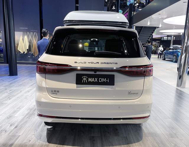 比亚迪宋MAX DM-i实车,油电两用,油耗4.4L,车顶带内增高