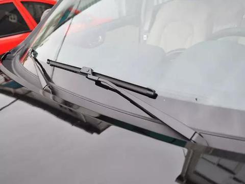 雨刷器越刷越模糊，到底怎么回事