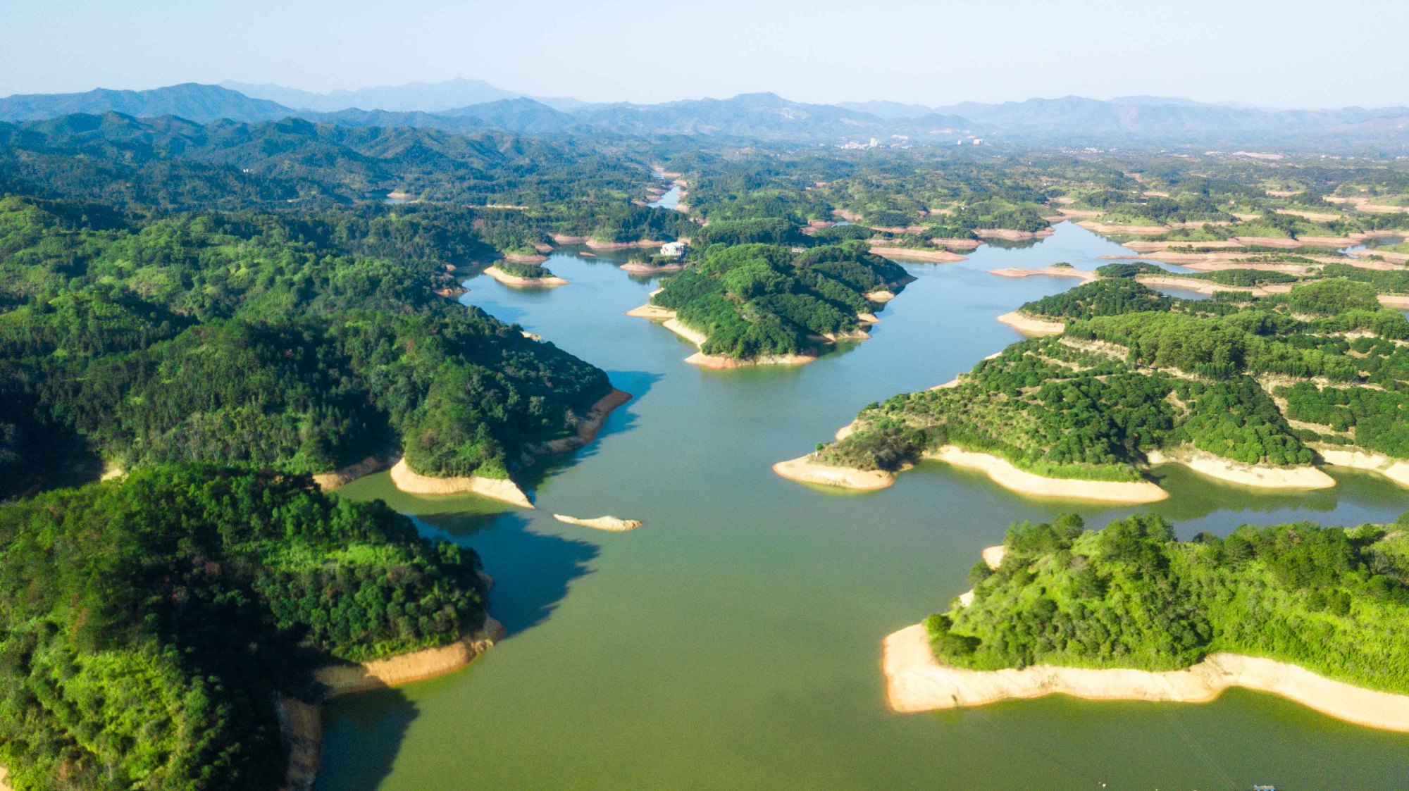 梅州有个被誉为广东版“千岛湖”的孤岛，航拍的风景美爆了