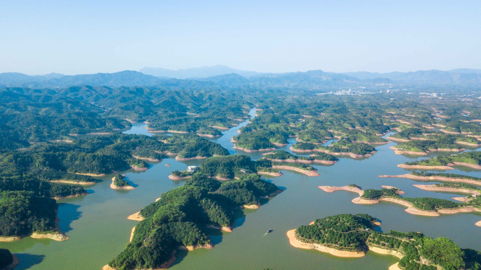 梅州有个被誉为广东版“千岛湖”的孤岛，航拍的风景美爆了