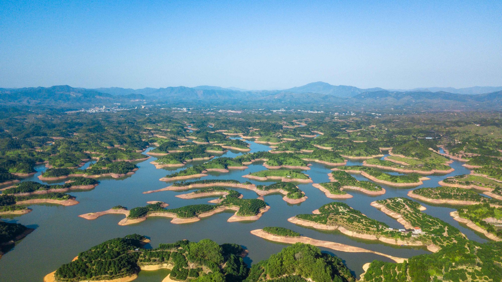 梅州有个被誉为广东版“千岛湖”的孤岛，航拍的风景美爆了
