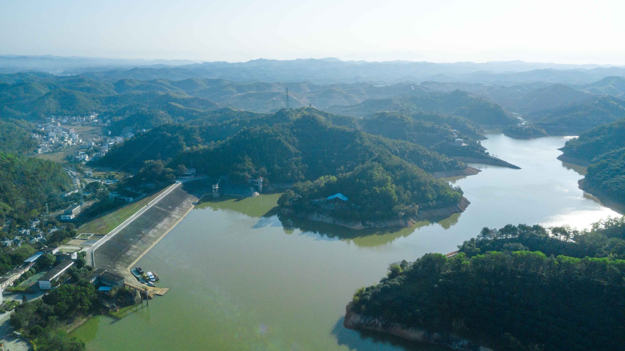梅州有个被誉为广东版“千岛湖”的孤岛，航拍的风景美爆了