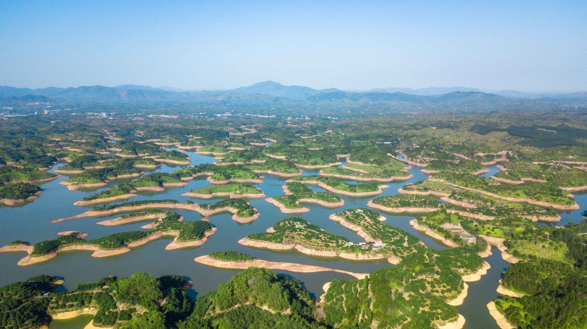 梅州有个被誉为广东版“千岛湖”的孤岛，航拍的风景美爆了