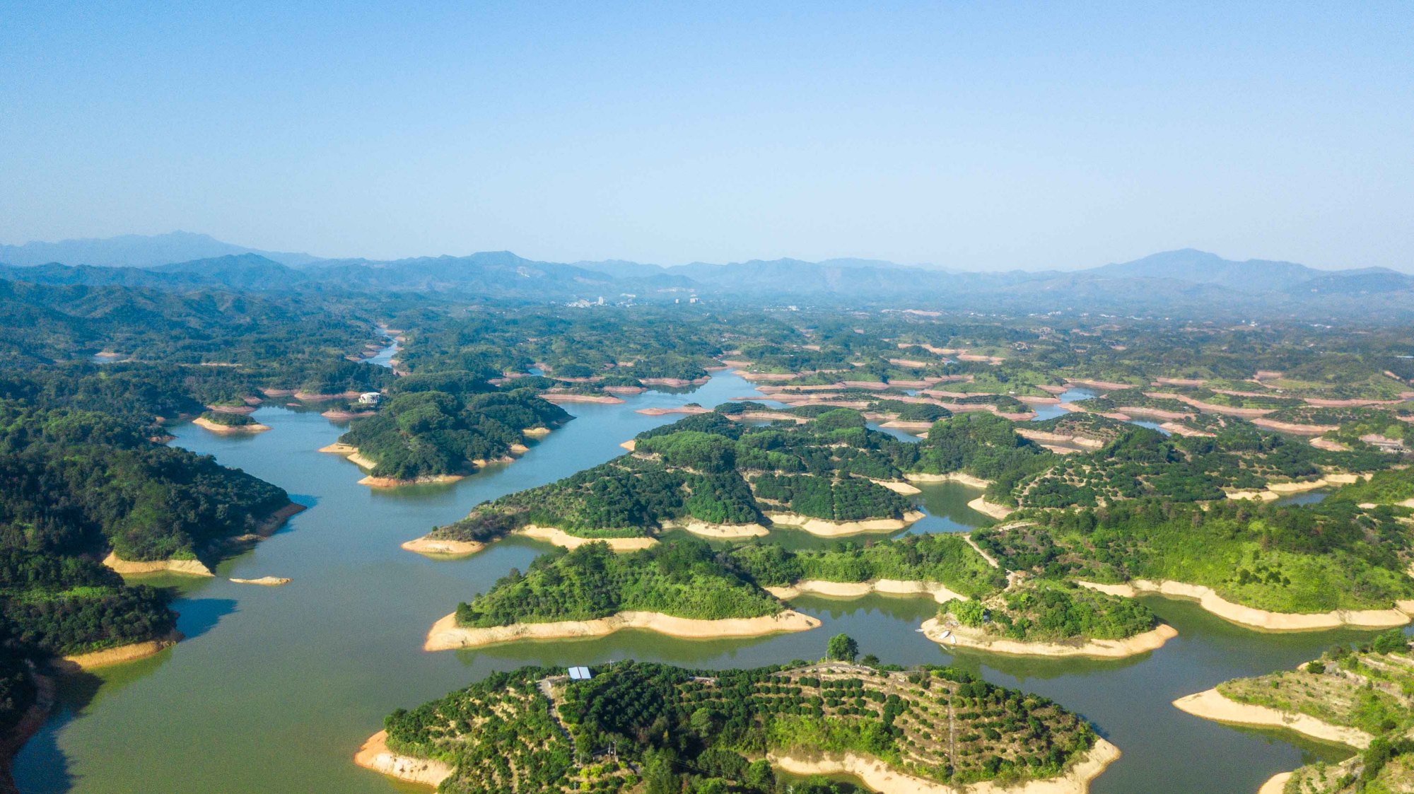 梅州有个被誉为广东版“千岛湖”的孤岛，航拍的风景美爆了