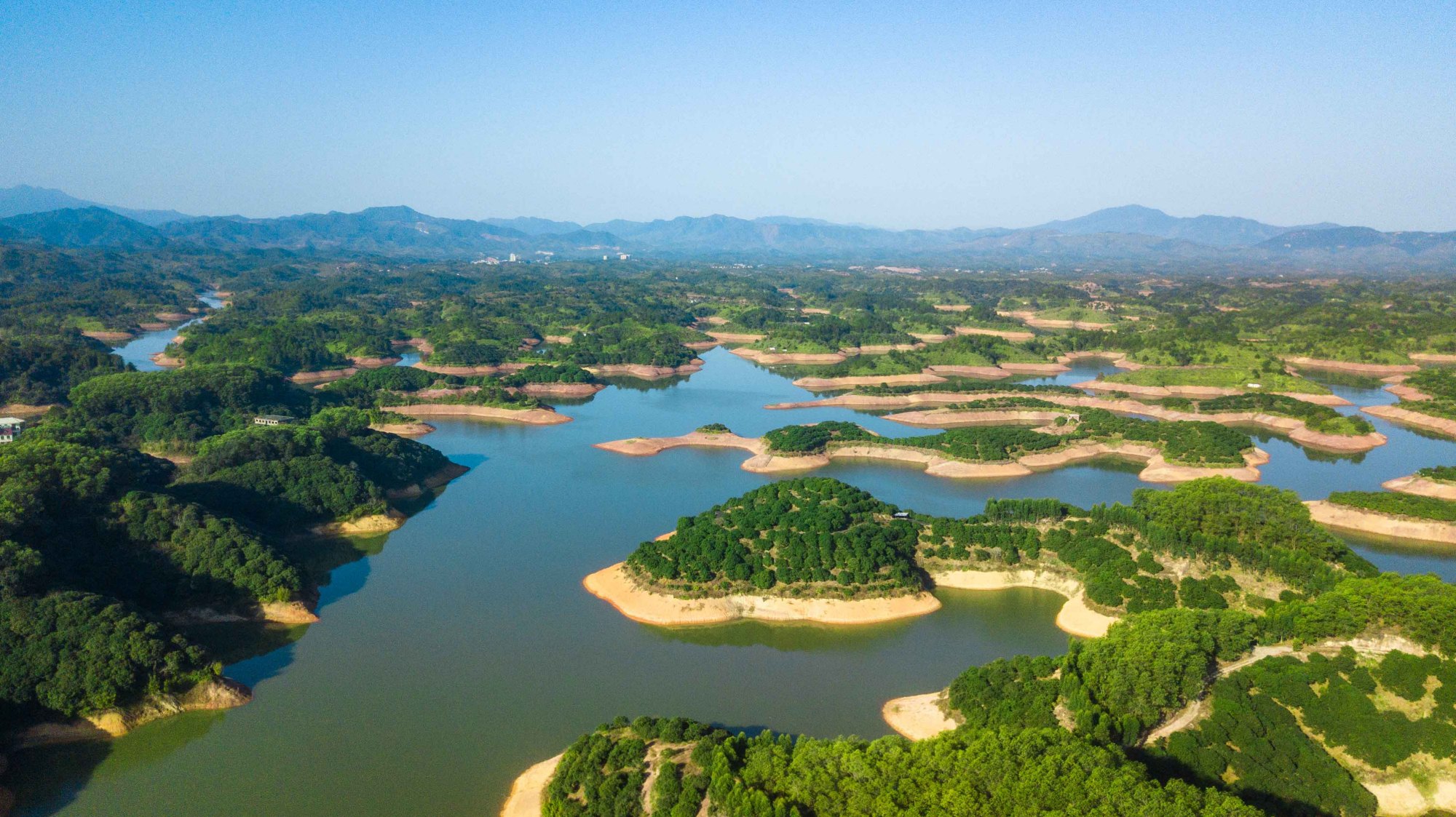 梅州有个被誉为广东版“千岛湖”的孤岛，航拍的风景美爆了