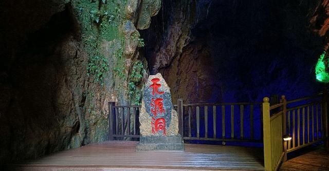 近日,湖北巴东县一个小众景点进入最佳游览期,吸引了大批游客