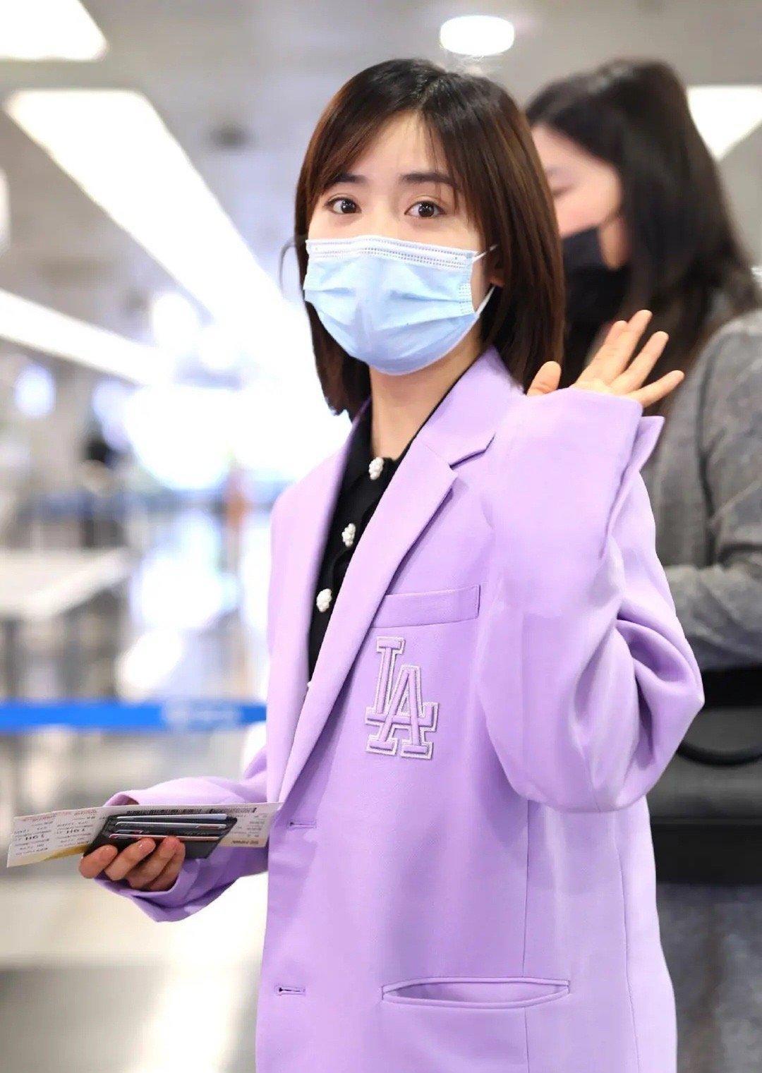 沈月带火了一种穿法，“西服衬衫裙”，青春靓丽，轻松显瘦显高
