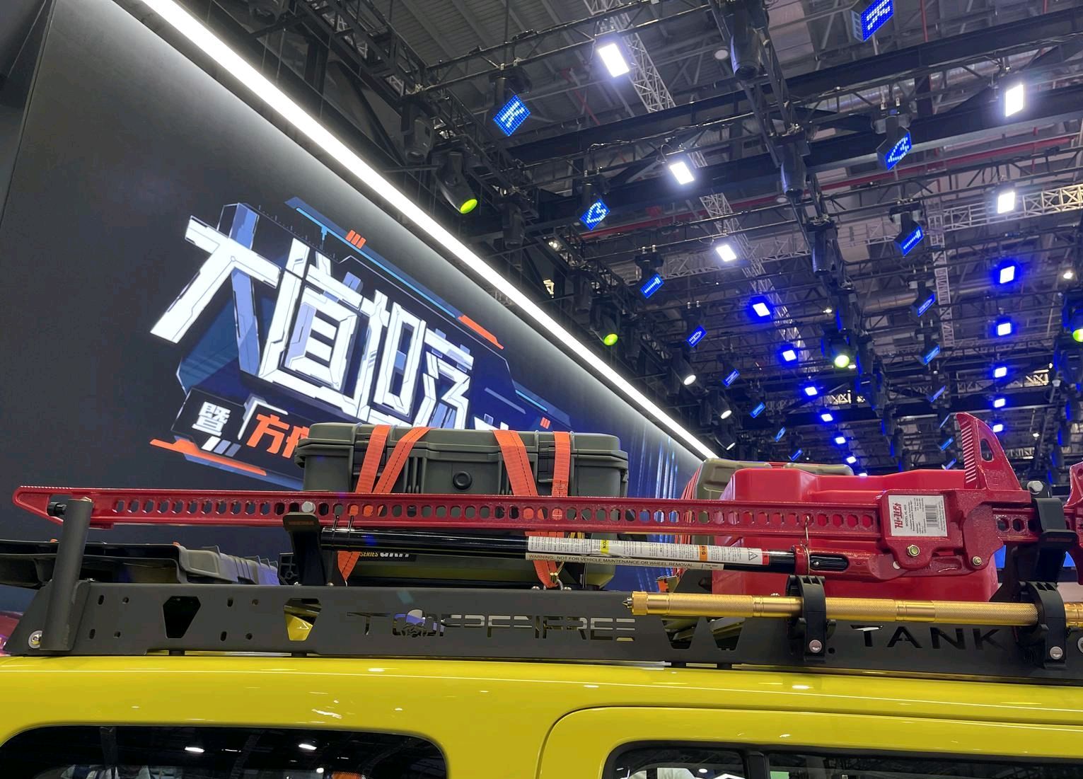 改装版坦克300实拍,双色车身+全地形胎,越野套件加持,真霸气!