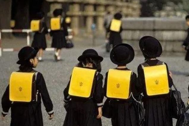 幼儿园“延时服务”六点放学,孩子接送不用愁了,新的问题又出现休闲区蓝鸢梦想 - Www.slyday.coM 幼儿园“延时服务”六点放学,孩子接送不用愁了,新的问题又出现休闲区蓝鸢梦想 - Www.slyday.coM