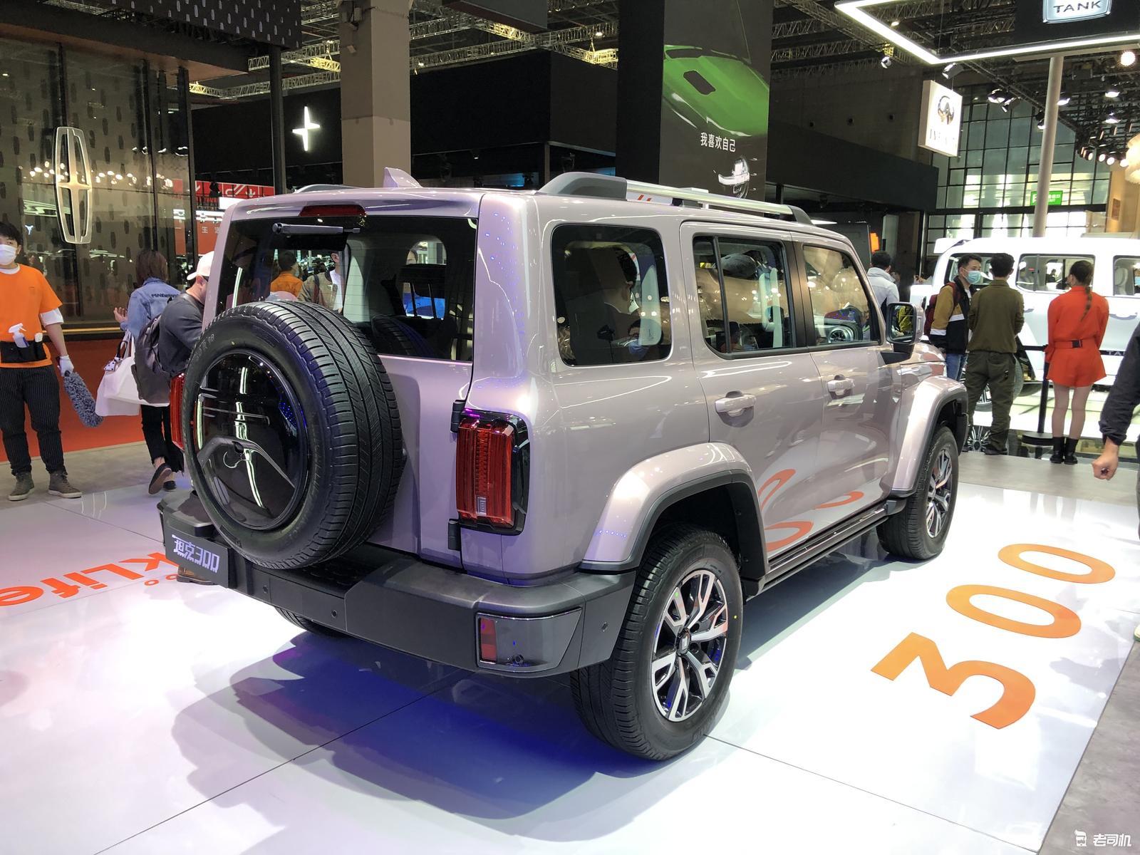 炫酷不输福特bronco!改装版坦克300实拍,宽体车身+绞盘,真霸气