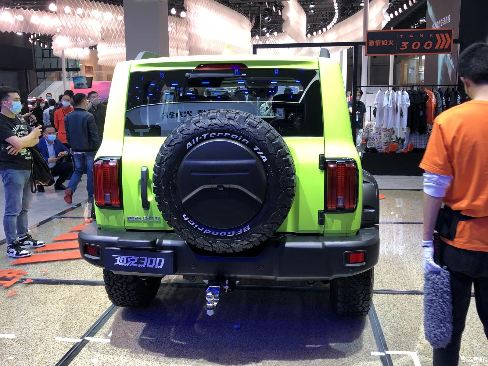 炫酷不输福特bronco!改装版坦克300实拍,宽体车身+绞盘,真霸气