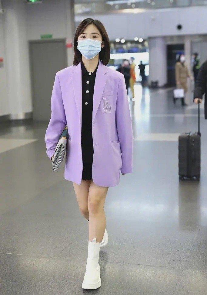 沈月带火了一种穿法，“西服衬衫裙”，青春靓丽，轻松显瘦显高