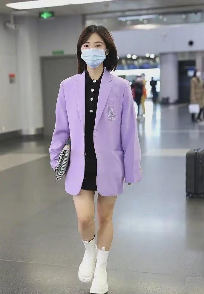 沈月带火了一种穿法，“西服衬衫裙”，青春靓丽，轻松显瘦显高