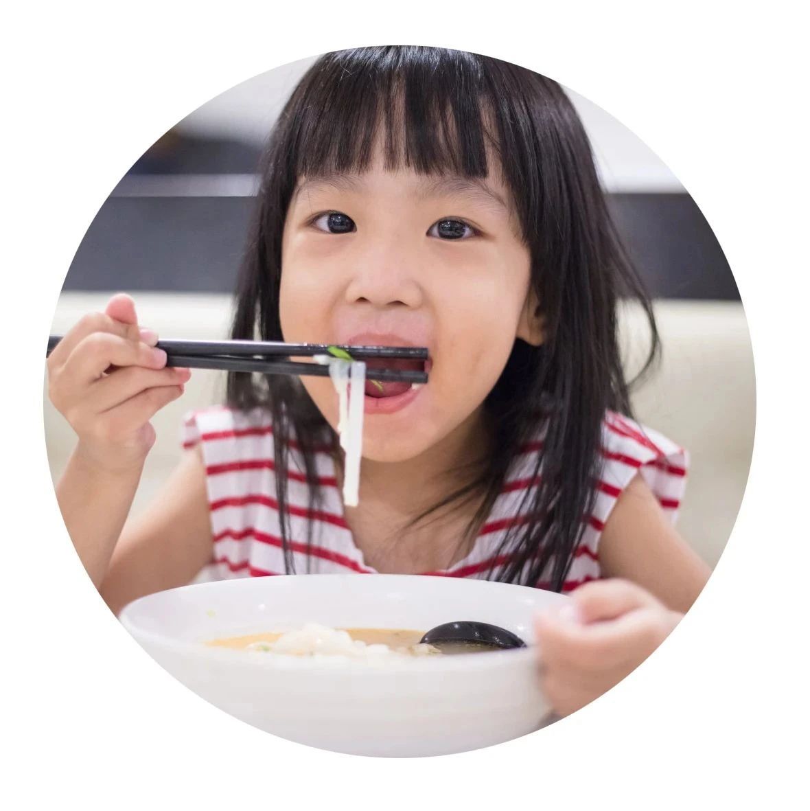 儿童餐厅使用筷子吃饭_视频素材包下载(编号:3859720)_实拍视频_光厂(VJ师网) www.vjshi.com