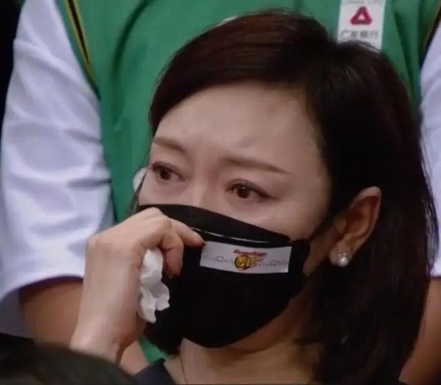 张镇麟妈妈言论引争议被批素质太低和胡明轩妈妈差距太大