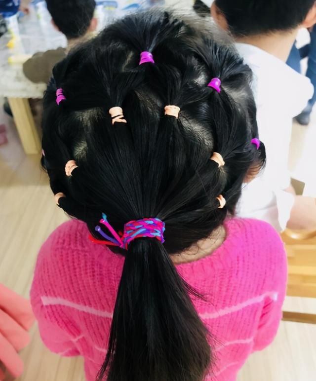 幼稚园老师给女孩扎头发妈妈看后心疼不已老师要么直接剪短